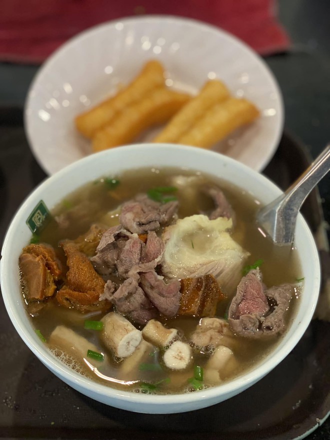 Ph&aacute;t hiện qu&aacute;n phở H&agrave; Nội từng c&oacute; l&ograve; mổ b&ograve; ngay ph&iacute;a sau bếp, b&aacute;t 100.000 đồng chứa đủ phần ngon nhất của con b&ograve; - Ảnh 27.