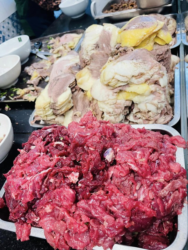 Ph&aacute;t hiện qu&aacute;n phở H&agrave; Nội từng c&oacute; l&ograve; mổ b&ograve; ngay ph&iacute;a sau bếp, b&aacute;t 100.000 đồng chứa đủ phần ngon nhất của con b&ograve; - Ảnh 2.