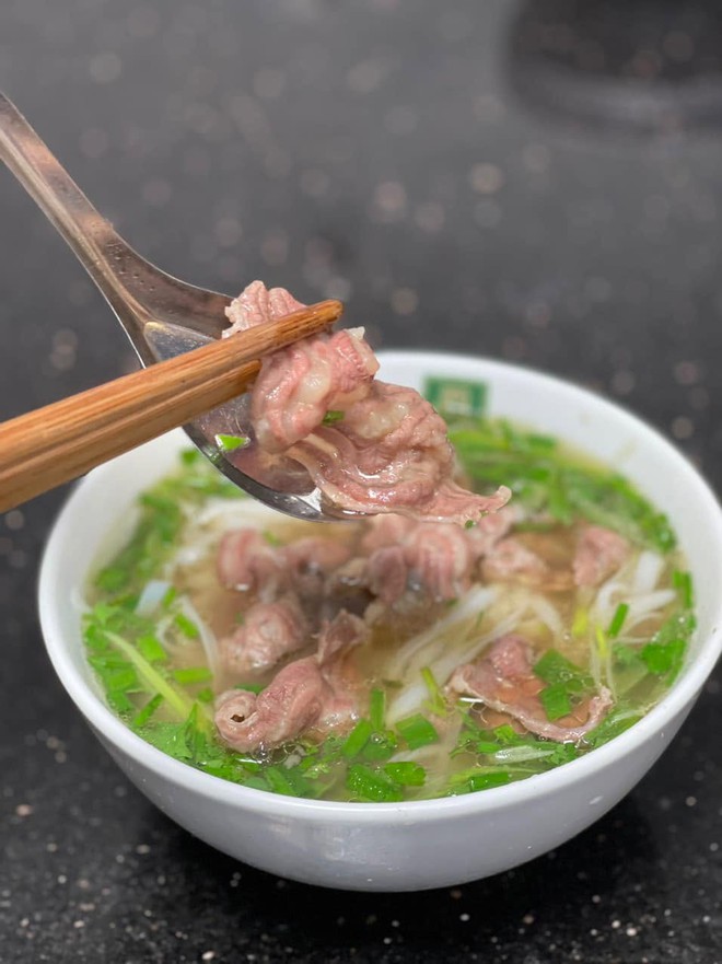 Ph&aacute;t hiện qu&aacute;n phở H&agrave; Nội từng c&oacute; l&ograve; mổ b&ograve; ngay ph&iacute;a sau bếp, b&aacute;t 100.000 đồng chứa đủ phần ngon nhất của con b&ograve; - Ảnh 25.