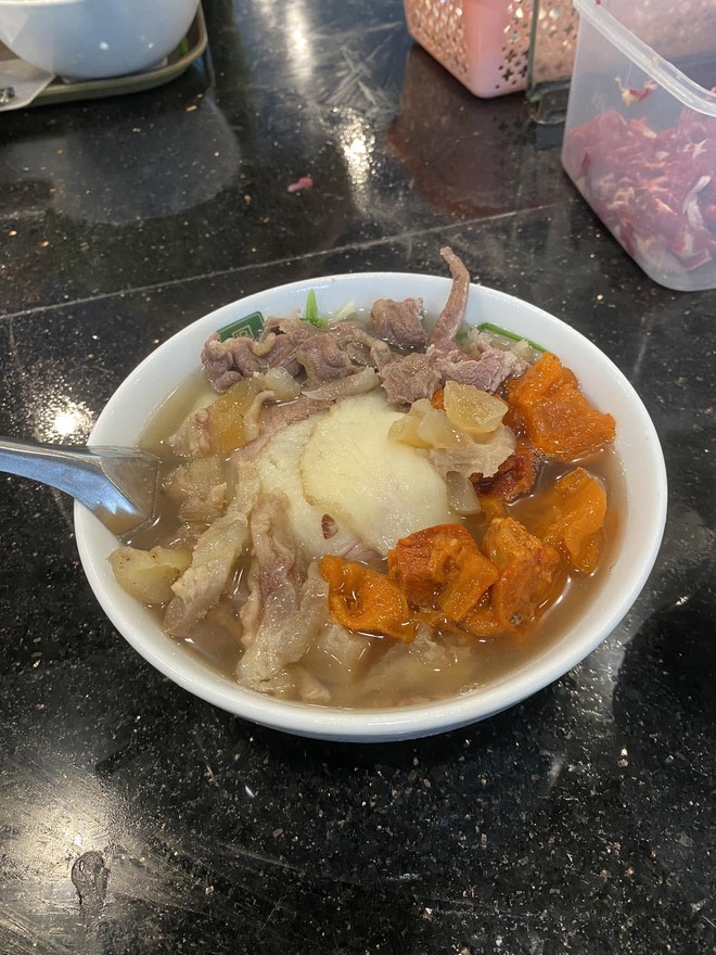 Ph&aacute;t hiện qu&aacute;n phở H&agrave; Nội từng c&oacute; l&ograve; mổ b&ograve; ngay ph&iacute;a sau bếp, b&aacute;t 100.000 đồng chứa đủ phần ngon nhất của con b&ograve; - Ảnh 20.
