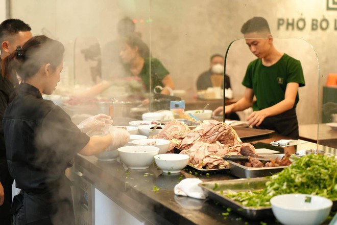 Ph&aacute;t hiện qu&aacute;n phở H&agrave; Nội từng c&oacute; l&ograve; mổ b&ograve; ngay ph&iacute;a sau bếp, b&aacute;t 100.000 đồng chứa đủ phần ngon nhất của con b&ograve; - Ảnh 1.