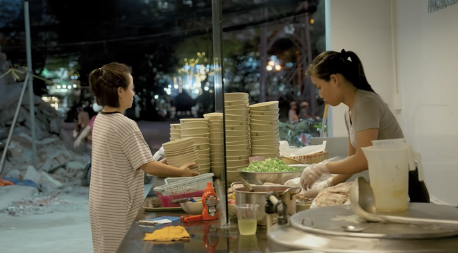 Ph&aacute;t hiện qu&aacute;n phở H&agrave; Nội từng c&oacute; l&ograve; mổ b&ograve; ngay ph&iacute;a sau bếp, b&aacute;t 100.000 đồng chứa đủ phần ngon nhất của con b&ograve; - Ảnh 9.