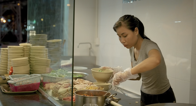 Ph&aacute;t hiện qu&aacute;n phở H&agrave; Nội từng c&oacute; l&ograve; mổ b&ograve; ngay ph&iacute;a sau bếp, b&aacute;t 100.000 đồng chứa đủ phần ngon nhất của con b&ograve; - Ảnh 8.