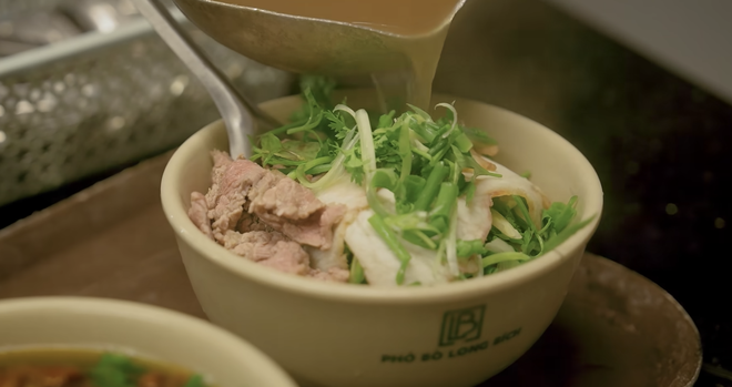 Ph&aacute;t hiện qu&aacute;n phở H&agrave; Nội từng c&oacute; l&ograve; mổ b&ograve; ngay ph&iacute;a sau bếp, b&aacute;t 100.000 đồng chứa đủ phần ngon nhất của con b&ograve; - Ảnh 16.