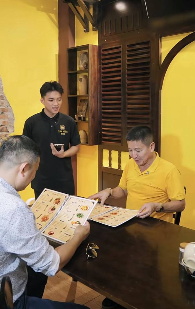 Nam NSƯT U70 từng làm Giám đốc Nhà hát Tuổi Trẻ đi Ninh Bình ăn cơm niêu 25.000 đồng, nhìn mâm cơm đầy ắp lại nhớ thời "cả nhà chỉ được một đĩa đậu" - Ảnh 8.