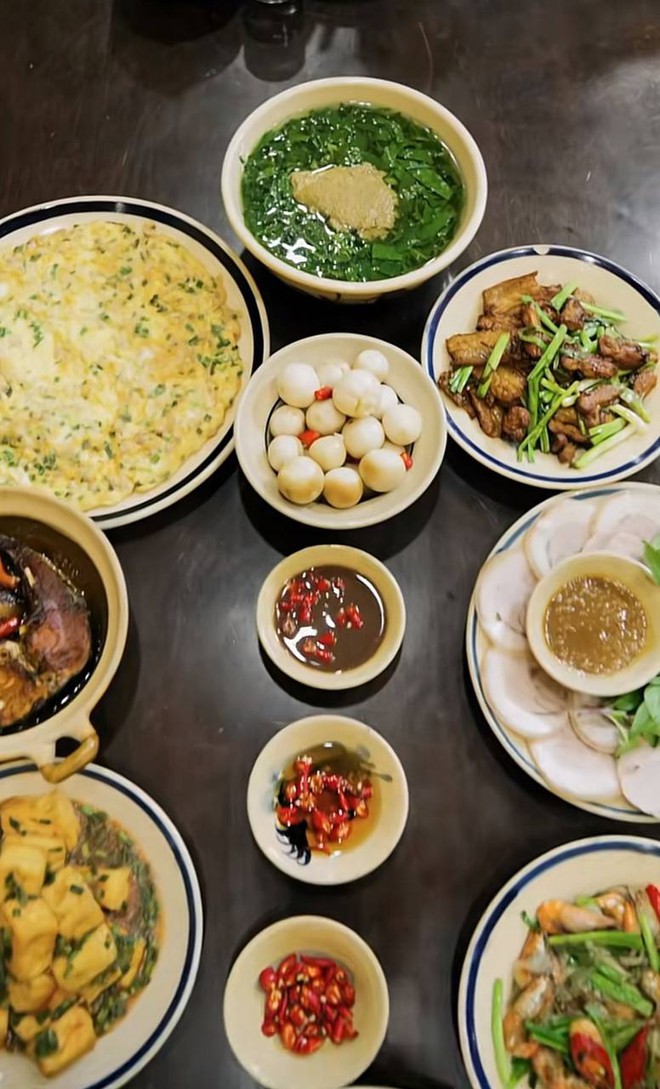 Nam NSƯT U70 từng làm Giám đốc Nhà hát Tuổi Trẻ đi Ninh Bình ăn cơm niêu 25.000 đồng, nhìn mâm cơm đầy ắp lại nhớ thời "cả nhà chỉ được một đĩa đậu" - Ảnh 13.