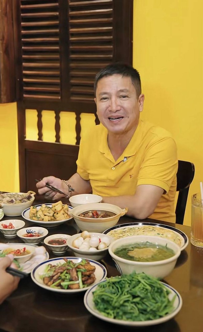 Nam NSƯT U70 từng làm Giám đốc Nhà hát Tuổi Trẻ đi Ninh Bình ăn cơm niêu 25.000 đồng, nhìn mâm cơm đầy ắp lại nhớ thời "cả nhà chỉ được một đĩa đậu" - Ảnh 14.