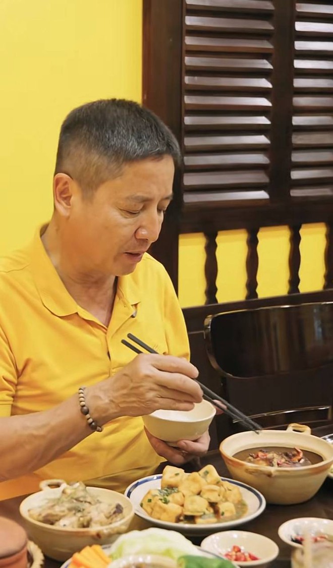 Nam NSƯT U70 từng làm Giám đốc Nhà hát Tuổi Trẻ đi Ninh Bình ăn cơm niêu 25.000 đồng, nhìn mâm cơm đầy ắp lại nhớ thời "cả nhà chỉ được một đĩa đậu" - Ảnh 3.