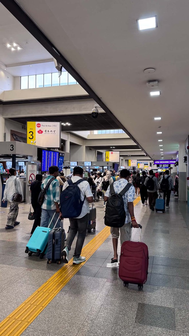V&igrave; sao giữa đợt ngập lụt ở Bangkok lại xuất hiện loạt ảnh h&agrave;ng qu&aacute;n biến th&agrave;nh hồ bơi, kh&aacute;ch n&acirc;ng ly giữa đ&agrave;n vịt cao su? - Ảnh 15.