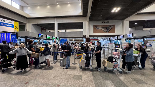 V&igrave; sao giữa đợt ngập lụt ở Bangkok lại xuất hiện loạt ảnh h&agrave;ng qu&aacute;n biến th&agrave;nh hồ bơi, kh&aacute;ch n&acirc;ng ly giữa đ&agrave;n vịt cao su? - Ảnh 16.