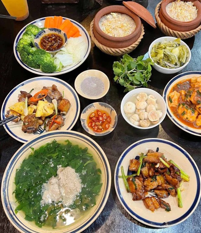 Nam NSƯT U70 từng làm Giám đốc Nhà hát Tuổi Trẻ đi Ninh Bình ăn cơm niêu 25.000 đồng, nhìn mâm cơm đầy ắp lại nhớ thời "cả nhà chỉ được một đĩa đậu" - Ảnh 20.