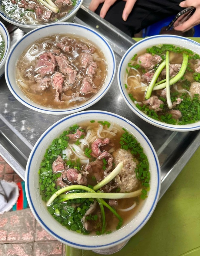 Phát hiện địa điểm dễ gặp MCK nhất Hà Nội: Quán phở bê đồ bằng xe điện cân bằng, mùa lũ có ngày treo hàng trăm suất - Ảnh 8.