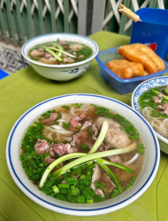 Phát hiện địa điểm dễ gặp MCK nhất Hà Nội: Quán phở bê đồ bằng xe điện cân bằng, mùa lũ có ngày treo hàng trăm suất - Ảnh 11.