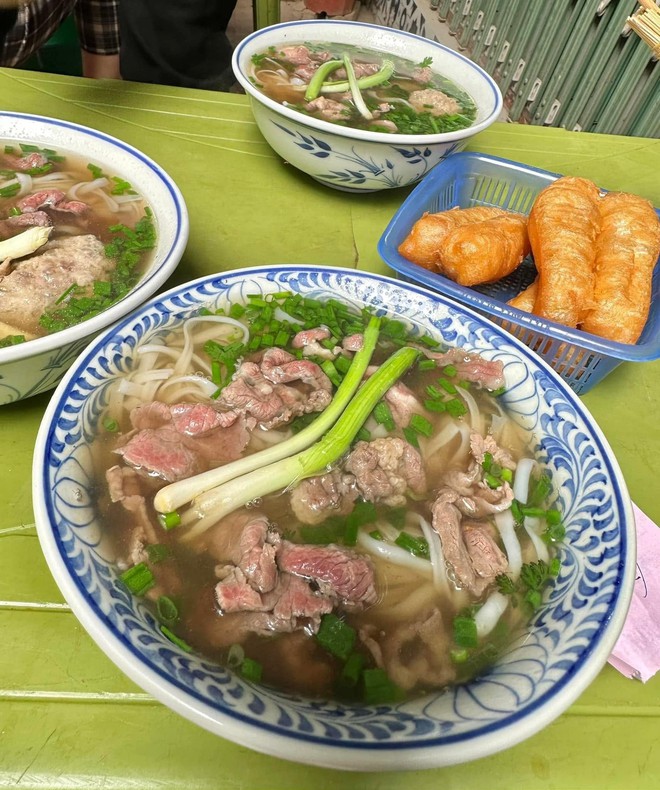Phát hiện địa điểm dễ gặp MCK nhất Hà Nội: Quán phở bê đồ bằng xe điện cân bằng, mùa lũ có ngày treo hàng trăm suất - Ảnh 26.