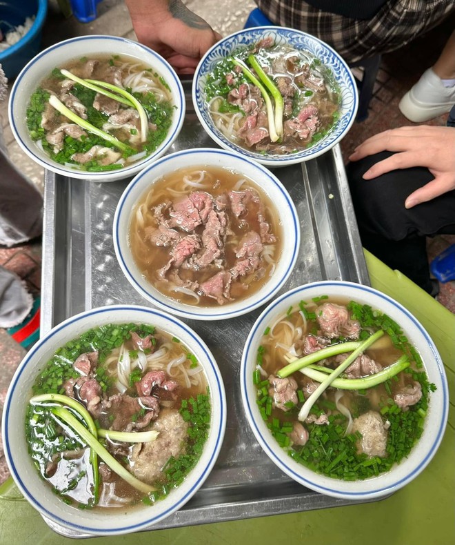 Phát hiện địa điểm dễ gặp MCK nhất Hà Nội: Quán phở bê đồ bằng xe điện cân bằng, mùa lũ có ngày treo hàng trăm suất - Ảnh 16.