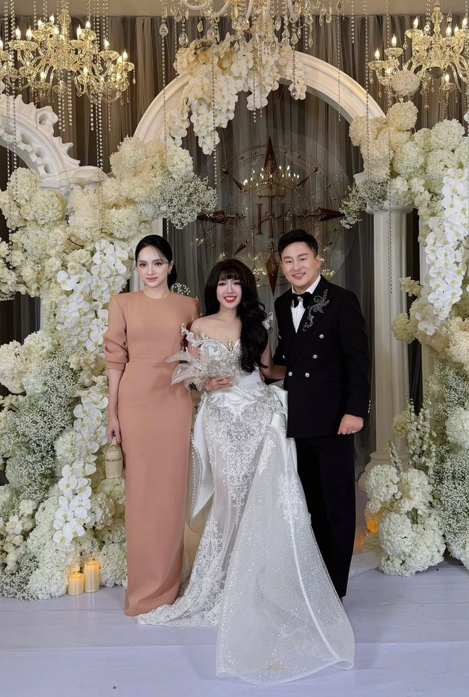 Cứ đi ăn cưới l&agrave; mỹ nh&acirc;n Vbiz n&agrave;y lại ghi điểm: Diện đồ tinh tế, kh&ocirc;ng ph&ocirc; trương, to&agrave;n local brand m&agrave; sang hết nấc- Ảnh 2.