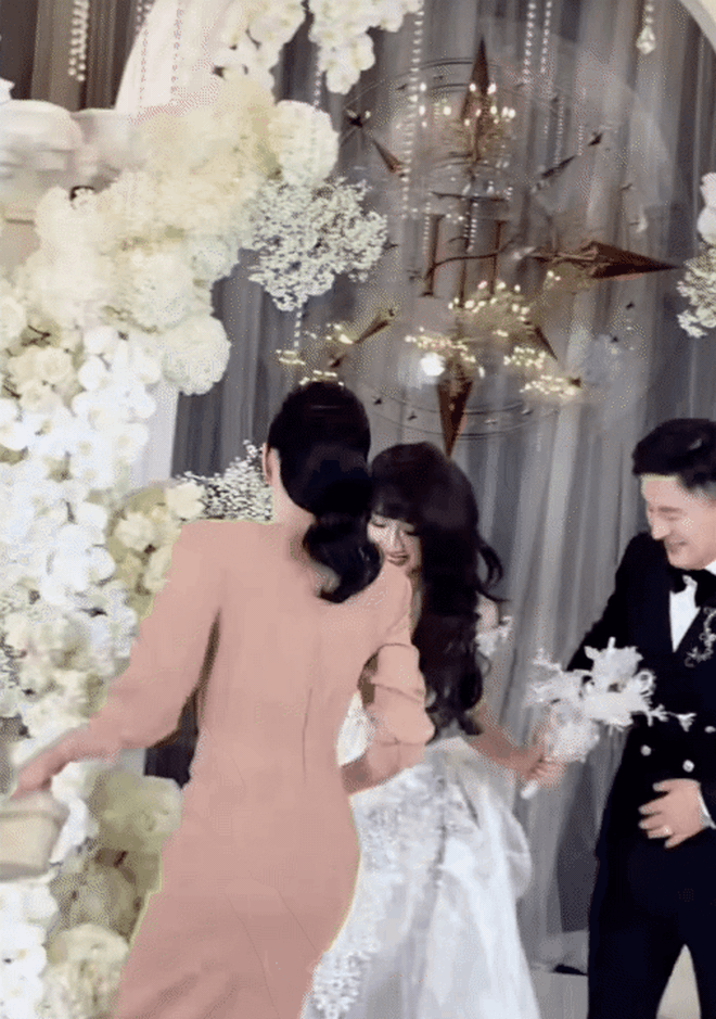 Cứ đi ăn cưới l&agrave; mỹ nh&acirc;n Vbiz n&agrave;y lại ghi điểm: Diện đồ tinh tế, kh&ocirc;ng ph&ocirc; trương, to&agrave;n local brand m&agrave; sang hết nấc- Ảnh 1.