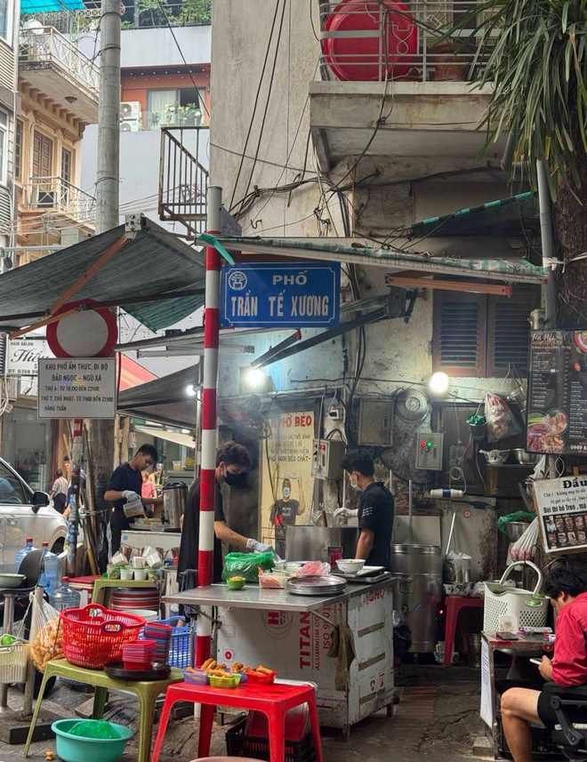 Phát hiện địa điểm dễ gặp MCK nhất Hà Nội: Quán phở bê đồ bằng xe điện cân bằng, mùa lũ có ngày treo hàng trăm suất - Ảnh 10.