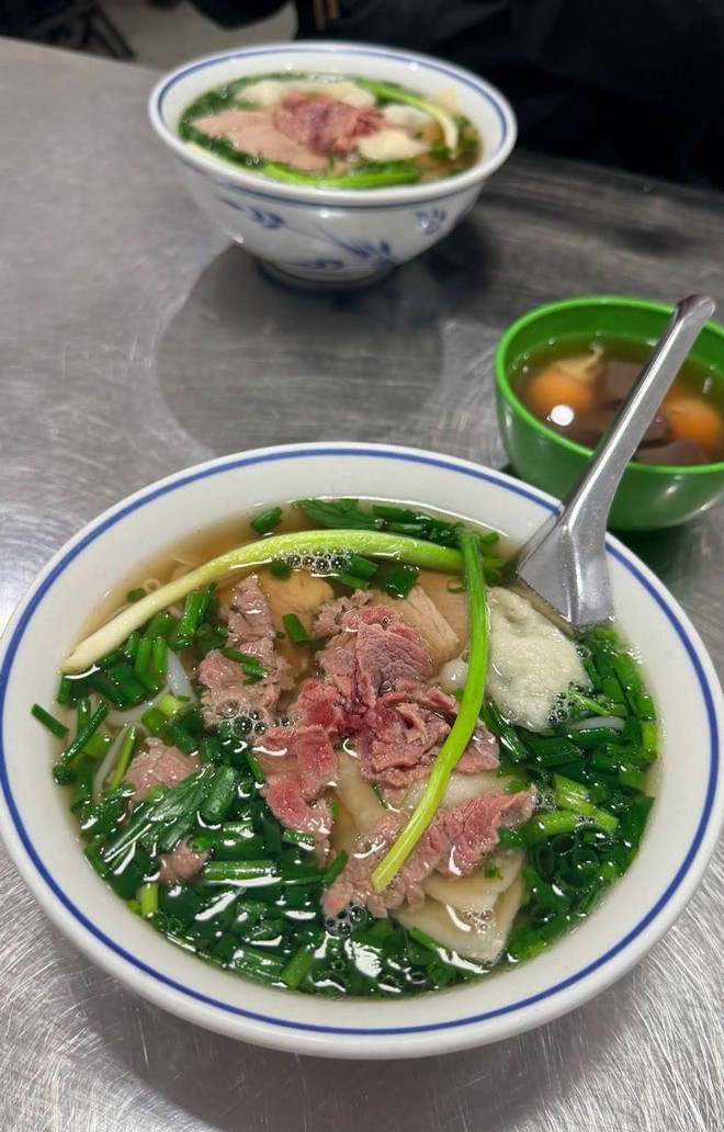 Phát hiện địa điểm dễ gặp MCK nhất Hà Nội: Quán phở bê đồ bằng xe điện cân bằng, mùa lũ có ngày treo hàng trăm suất - Ảnh 23.