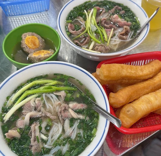 Phát hiện địa điểm dễ gặp MCK nhất Hà Nội: Quán phở bê đồ bằng xe điện cân bằng, mùa lũ có ngày treo hàng trăm suất - Ảnh 12.