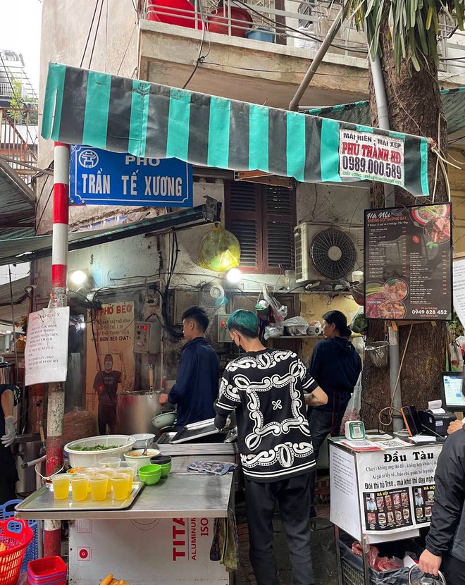 Phát hiện địa điểm dễ gặp MCK nhất Hà Nội: Quán phở bê đồ bằng xe điện cân bằng, mùa lũ có ngày treo hàng trăm suất - Ảnh 27.