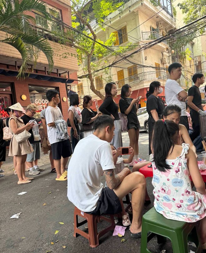 Phát hiện địa điểm dễ gặp MCK nhất Hà Nội: Quán phở bê đồ bằng xe điện cân bằng, mùa lũ có ngày treo hàng trăm suất - Ảnh 13.