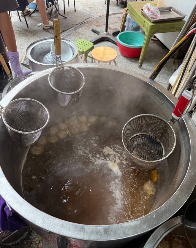 Phát hiện địa điểm dễ gặp MCK nhất Hà Nội: Quán phở bê đồ bằng xe điện cân bằng, mùa lũ có ngày treo hàng trăm suất - Ảnh 21.