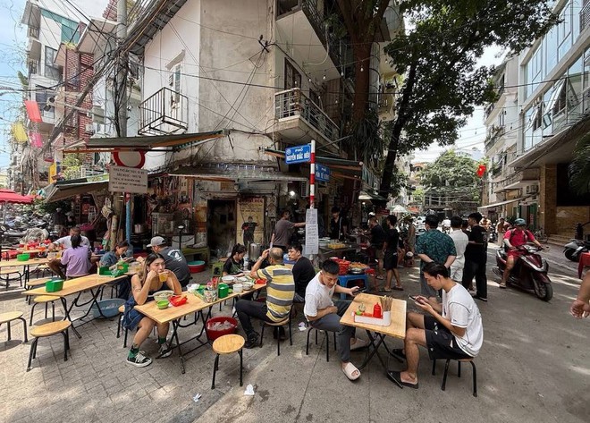 Phát hiện địa điểm dễ gặp MCK nhất Hà Nội: Quán phở bê đồ bằng xe điện cân bằng, mùa lũ có ngày treo hàng trăm suất - Ảnh 18.