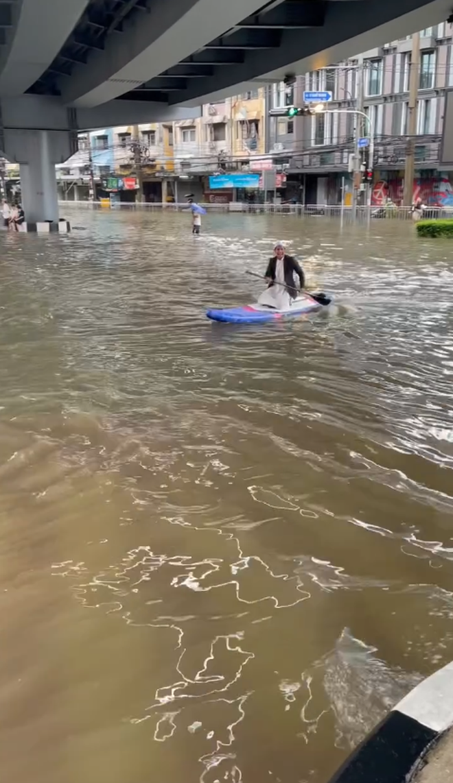 MC đ&aacute;m cưới ch&egrave;o thuyền vượt đ&egrave;n đỏ giữa ng&agrave;y Bangkok ngập lụt, cảnh s&aacute;t giao th&ocirc;ng n&oacute;i 1 c&acirc;u h&uacute;t 17 triệu người - Ảnh 1.