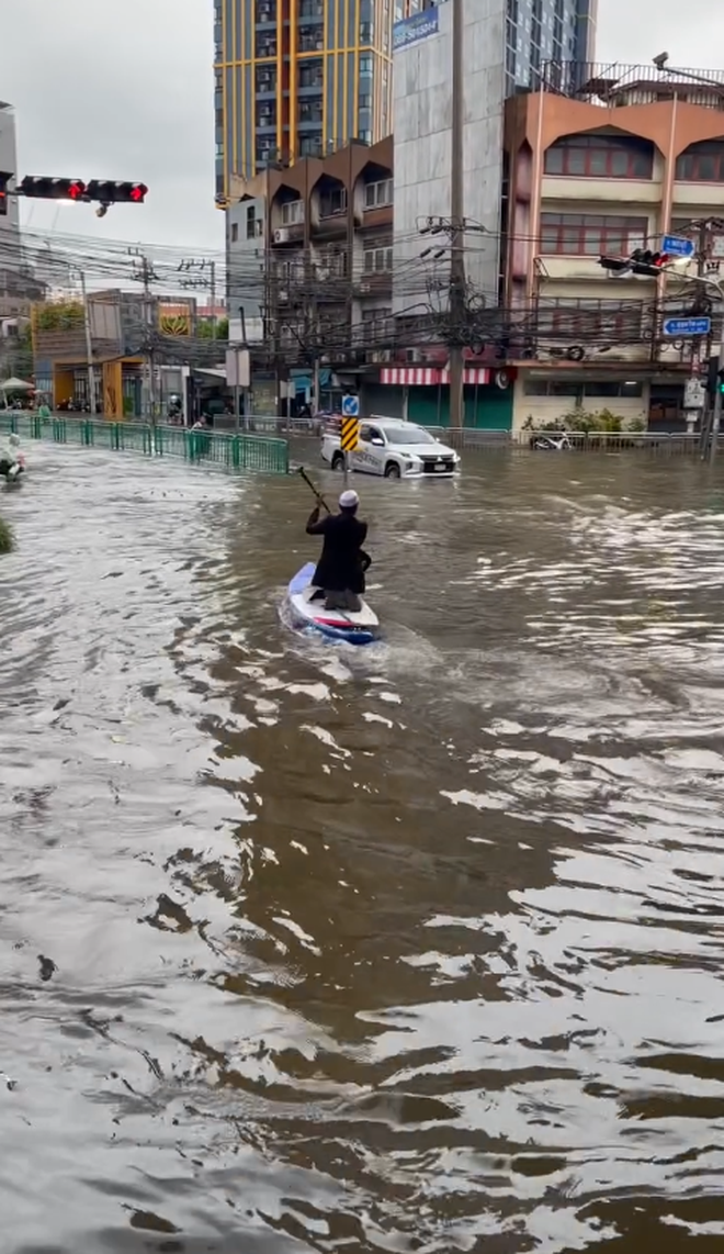 MC đ&aacute;m cưới ch&egrave;o thuyền vượt đ&egrave;n đỏ giữa ng&agrave;y Bangkok ngập lụt, cảnh s&aacute;t giao th&ocirc;ng n&oacute;i 1 c&acirc;u h&uacute;t 17 triệu người - Ảnh 2.