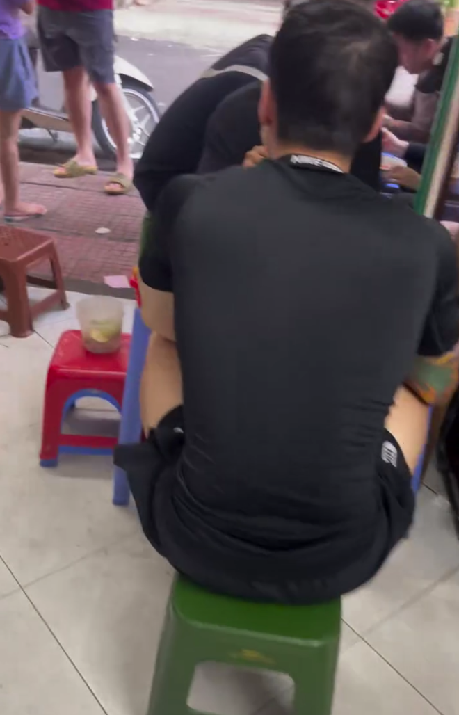 Phát hiện địa điểm dễ gặp MCK nhất Hà Nội: Quán phở bê đồ bằng xe điện cân bằng, mùa lũ có ngày treo hàng trăm suất - Ảnh 2.