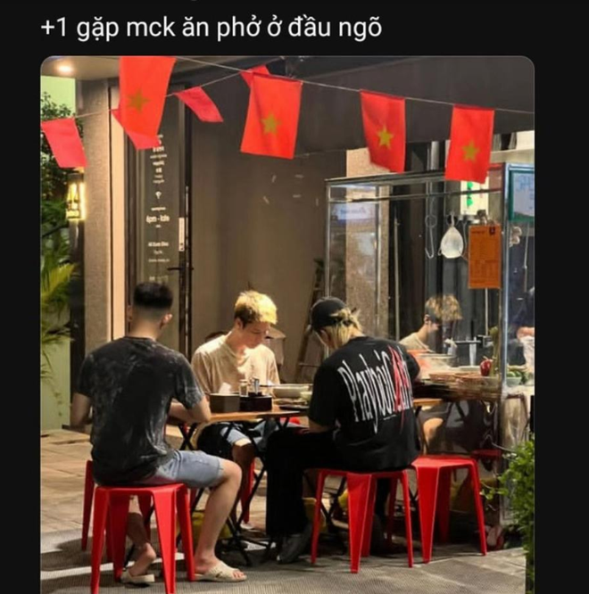 Phát hiện địa điểm dễ gặp MCK nhất Hà Nội: Quán phở bê đồ bằng xe điện cân bằng, mùa lũ có ngày treo hàng trăm suất - Ảnh 3.