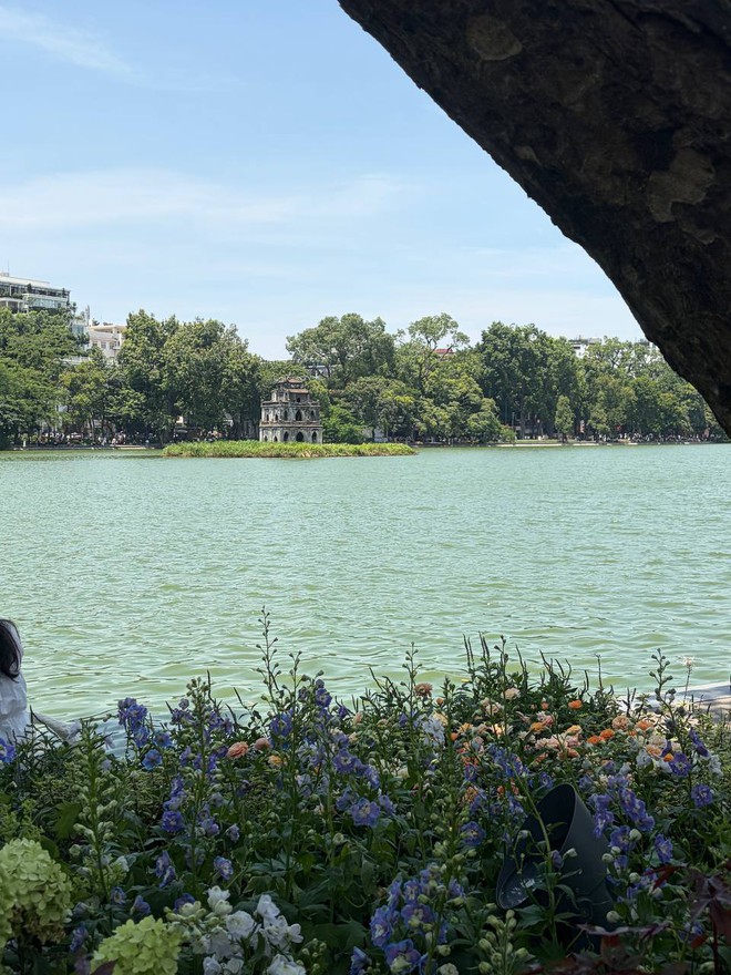 &ldquo;Quyết kh&ocirc;ng để c&aacute;c n&agrave;ng thơ nh&agrave;m ch&aacute;n&rdquo;: Hồ Gươm lại thay thảm hoa mới, H&agrave; Nội dạo n&agrave;y thơ thế nhỉ! - Ảnh 3.