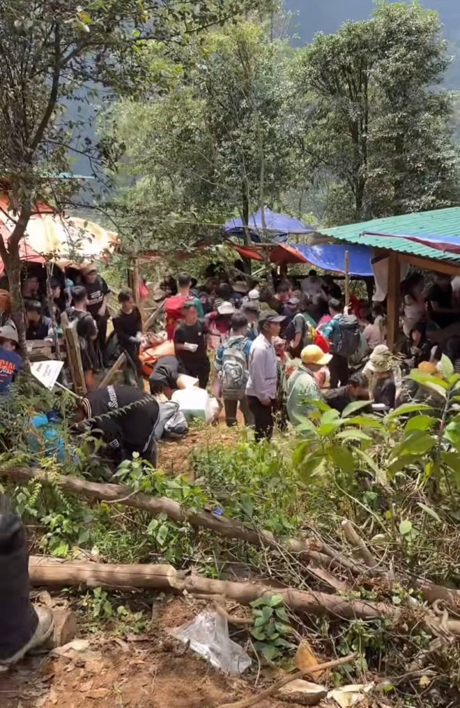 T&agrave; Ch&igrave; Nh&ugrave; m&ugrave;a hoa Chi P&acirc;u: Leo gần 3.000 m vẫn phải xếp h&agrave;ng, du kh&aacute;ch sợ tắc đường đến to&aacute;t mồ h&ocirc;i  - Ảnh 1.