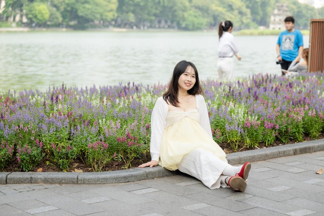 &ldquo;Quyết kh&ocirc;ng để c&aacute;c n&agrave;ng thơ nh&agrave;m ch&aacute;n&rdquo;: Hồ Gươm lại thay thảm hoa mới, H&agrave; Nội dạo n&agrave;y thơ thế nhỉ! - Ảnh 22.