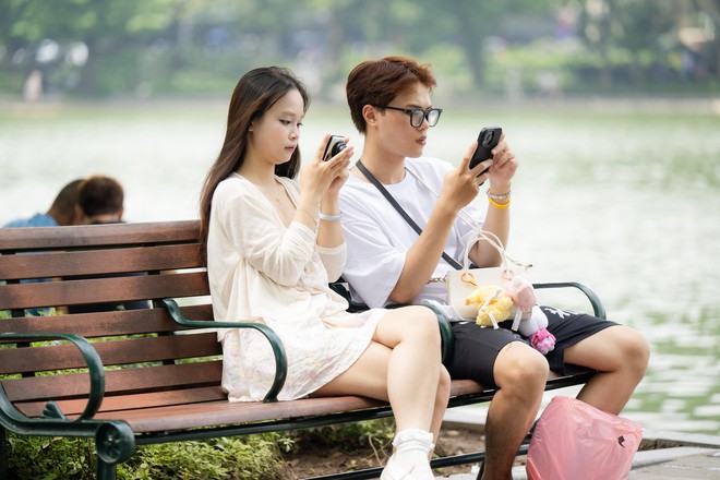&ldquo;Quyết kh&ocirc;ng để c&aacute;c n&agrave;ng thơ nh&agrave;m ch&aacute;n&rdquo;: Hồ Gươm lại thay thảm hoa mới, H&agrave; Nội dạo n&agrave;y thơ thế nhỉ! - Ảnh 36.