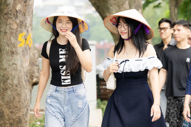 &ldquo;Quyết kh&ocirc;ng để c&aacute;c n&agrave;ng thơ nh&agrave;m ch&aacute;n&rdquo;: Hồ Gươm lại thay thảm hoa mới, H&agrave; Nội dạo n&agrave;y thơ thế nhỉ! - Ảnh 25.