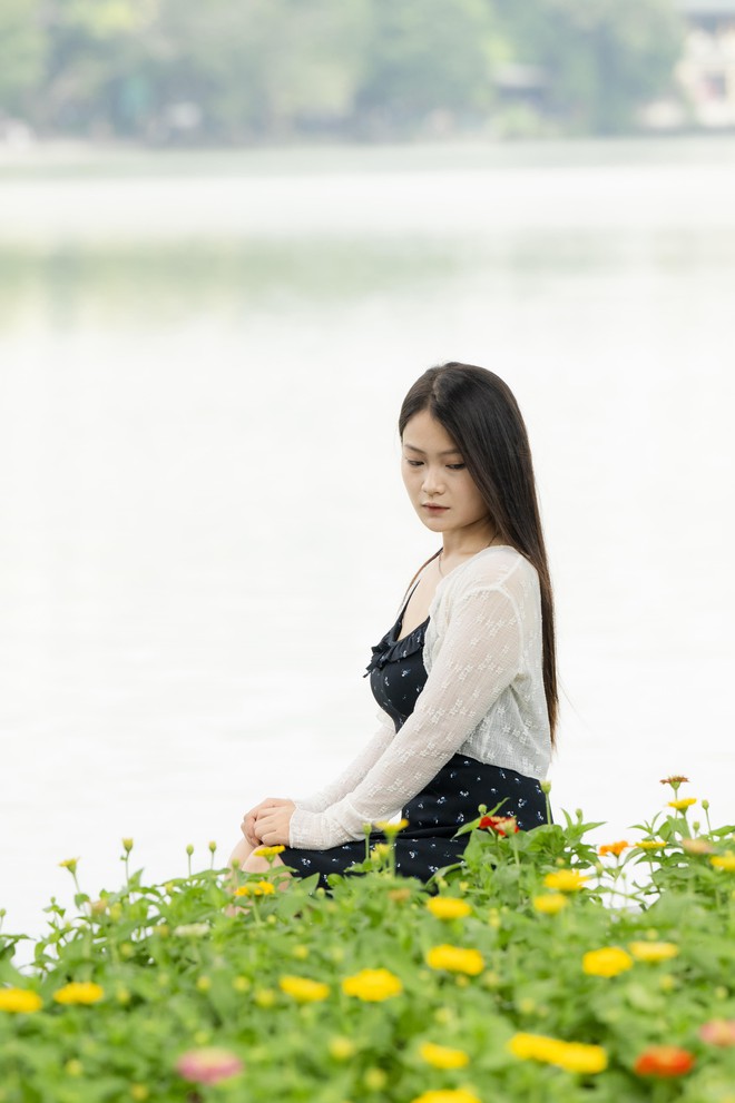 &ldquo;Quyết kh&ocirc;ng để c&aacute;c n&agrave;ng thơ nh&agrave;m ch&aacute;n&rdquo;: Hồ Gươm lại thay thảm hoa mới, H&agrave; Nội dạo n&agrave;y thơ thế nhỉ! - Ảnh 28.