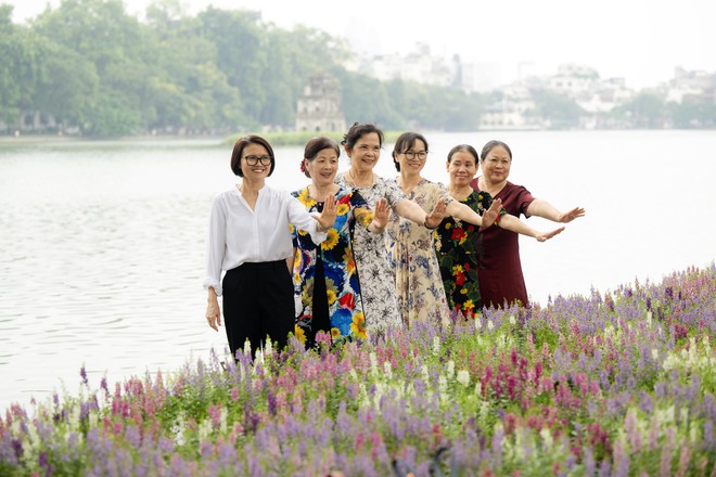 &ldquo;Quyết kh&ocirc;ng để c&aacute;c n&agrave;ng thơ nh&agrave;m ch&aacute;n&rdquo;: Hồ Gươm lại thay thảm hoa mới, H&agrave; Nội dạo n&agrave;y thơ thế nhỉ! - Ảnh 26.