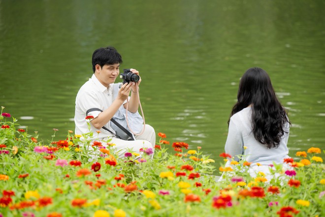 &ldquo;Quyết kh&ocirc;ng để c&aacute;c n&agrave;ng thơ nh&agrave;m ch&aacute;n&rdquo;: Hồ Gươm lại thay thảm hoa mới, H&agrave; Nội dạo n&agrave;y thơ thế nhỉ! - Ảnh 27.