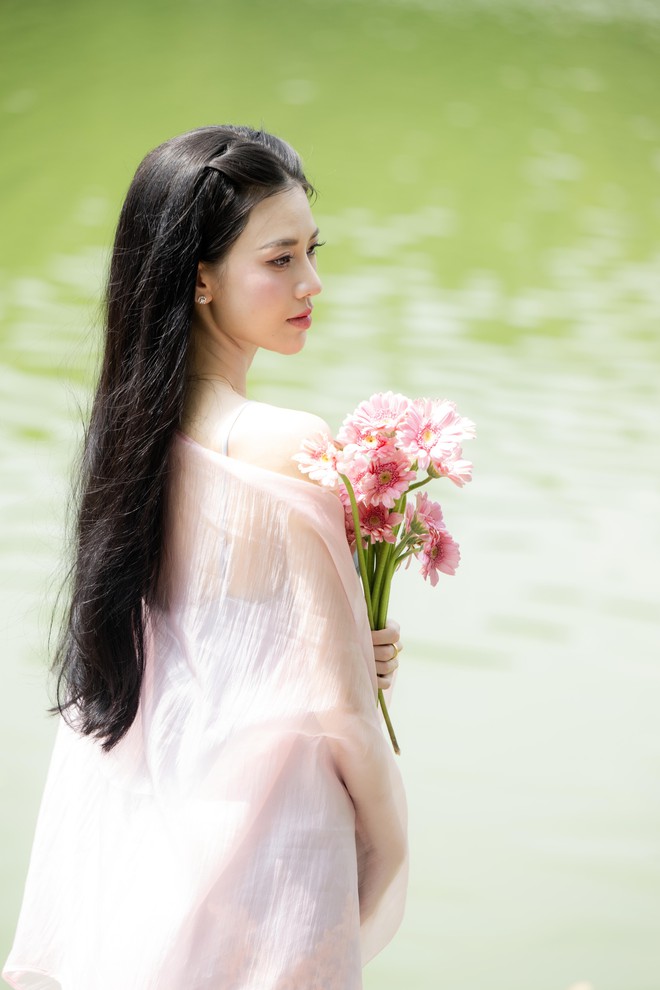 &ldquo;Quyết kh&ocirc;ng để c&aacute;c n&agrave;ng thơ nh&agrave;m ch&aacute;n&rdquo;: Hồ Gươm lại thay thảm hoa mới, H&agrave; Nội dạo n&agrave;y thơ thế nhỉ! - Ảnh 18.
