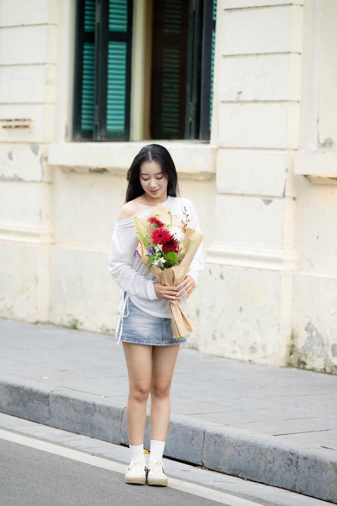 &ldquo;Quyết kh&ocirc;ng để c&aacute;c n&agrave;ng thơ nh&agrave;m ch&aacute;n&rdquo;: Hồ Gươm lại thay thảm hoa mới, H&agrave; Nội dạo n&agrave;y thơ thế nhỉ! - Ảnh 37.