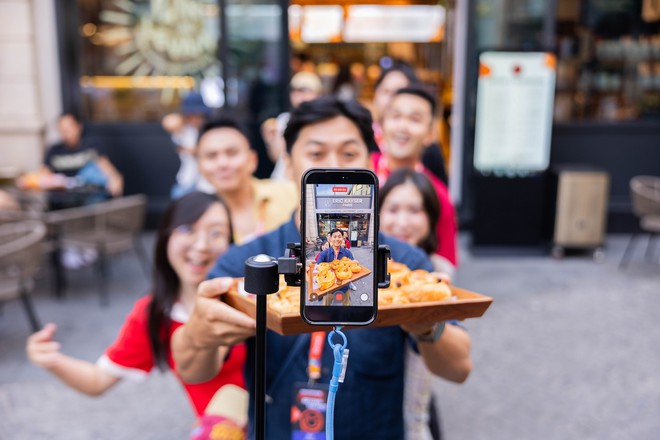 Phó chủ tịch Marketing toàn cầu của KLOOK: 'Chúng tôi có thể gửi creator vài tấm ảnh Việt Nam có sẵn mã giảm giá nhưng kiên quyết không làm thế' - Ảnh 11.