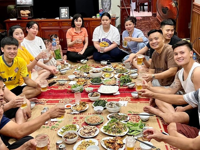 Lộ ảnh Chu Thanh Huyền đi du lịch c&ugrave;ng gia đ&igrave;nh Quang Hải, ch&agrave;ng cầu thủ lần đầu c&ocirc;ng khai gọi n&agrave;ng bằng danh xưng ngọt ng&agrave;o - Ảnh 2.