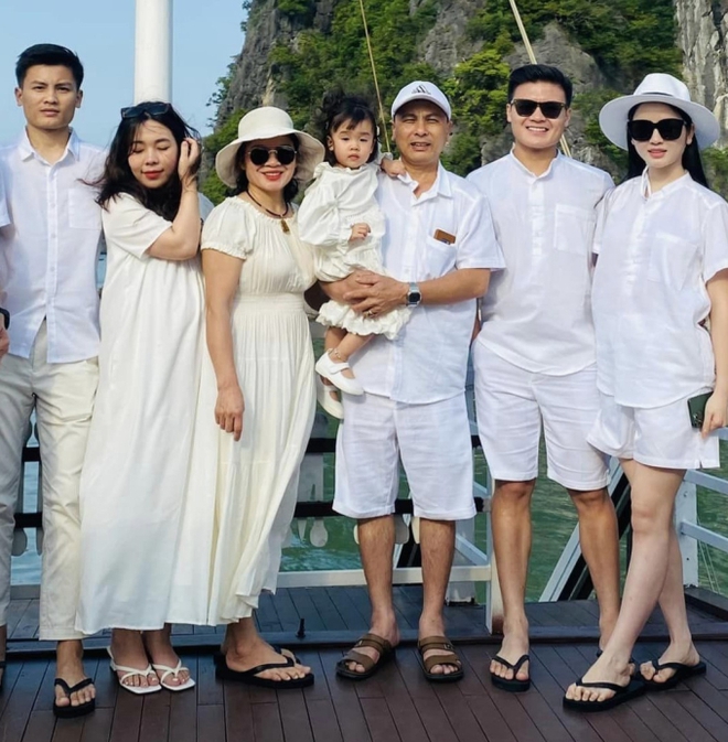 Lộ ảnh Chu Thanh Huyền đi du lịch c&ugrave;ng gia đ&igrave;nh Quang Hải, ch&agrave;ng cầu thủ lần đầu c&ocirc;ng khai gọi n&agrave;ng bằng danh xưng ngọt ng&agrave;o - Ảnh 1.