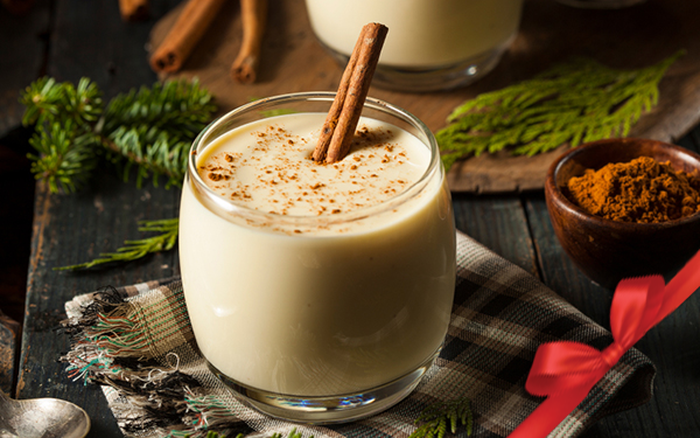 Học cách pha cocktail trứng eggnog đúng chuẩn Giáng sinh