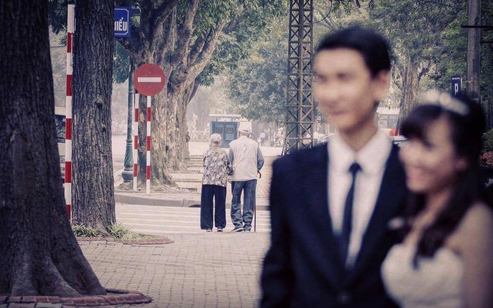 Photos of the day: Chạm tay nhau một giây thôi, là bên nhau cả đời