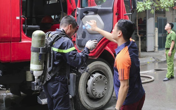 Photos of the day: Dòng nước mát lành giữa trận chiến với lửa
