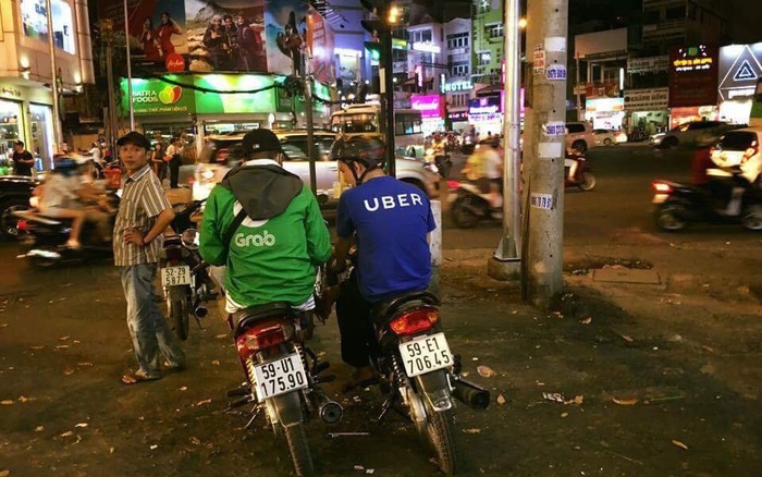Photos of the day: Chuyện "xe ôm thời công nghệ" nơi ngã tư đường