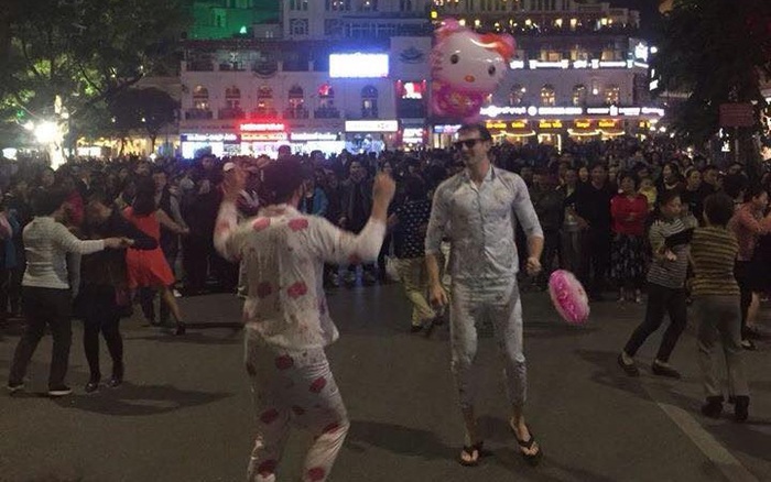 Hai chàng "Soái Tây" mặc đồ Hello Kitty trên phố đi bộ Hà Nội